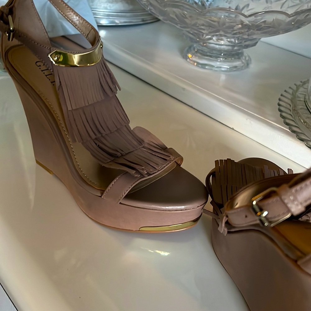 Like new G.I.L.I pink leather Wedges with Peep Toe Sz 6 - Picture 2 of 3
